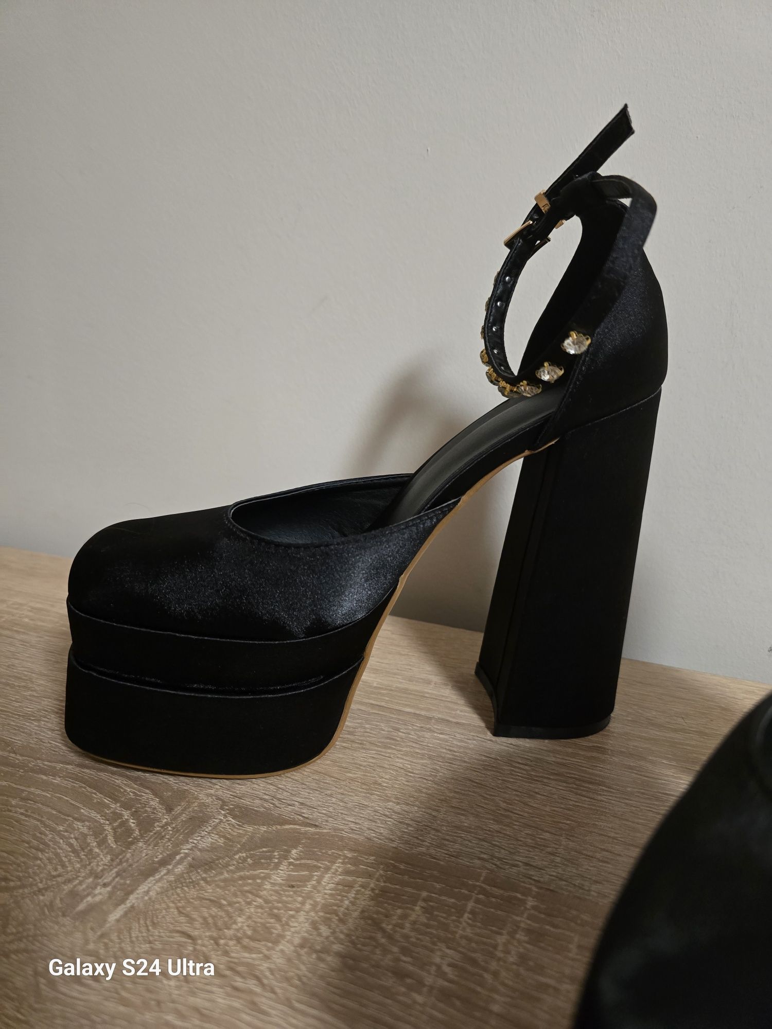 Сатенени високи обувки модел Versace