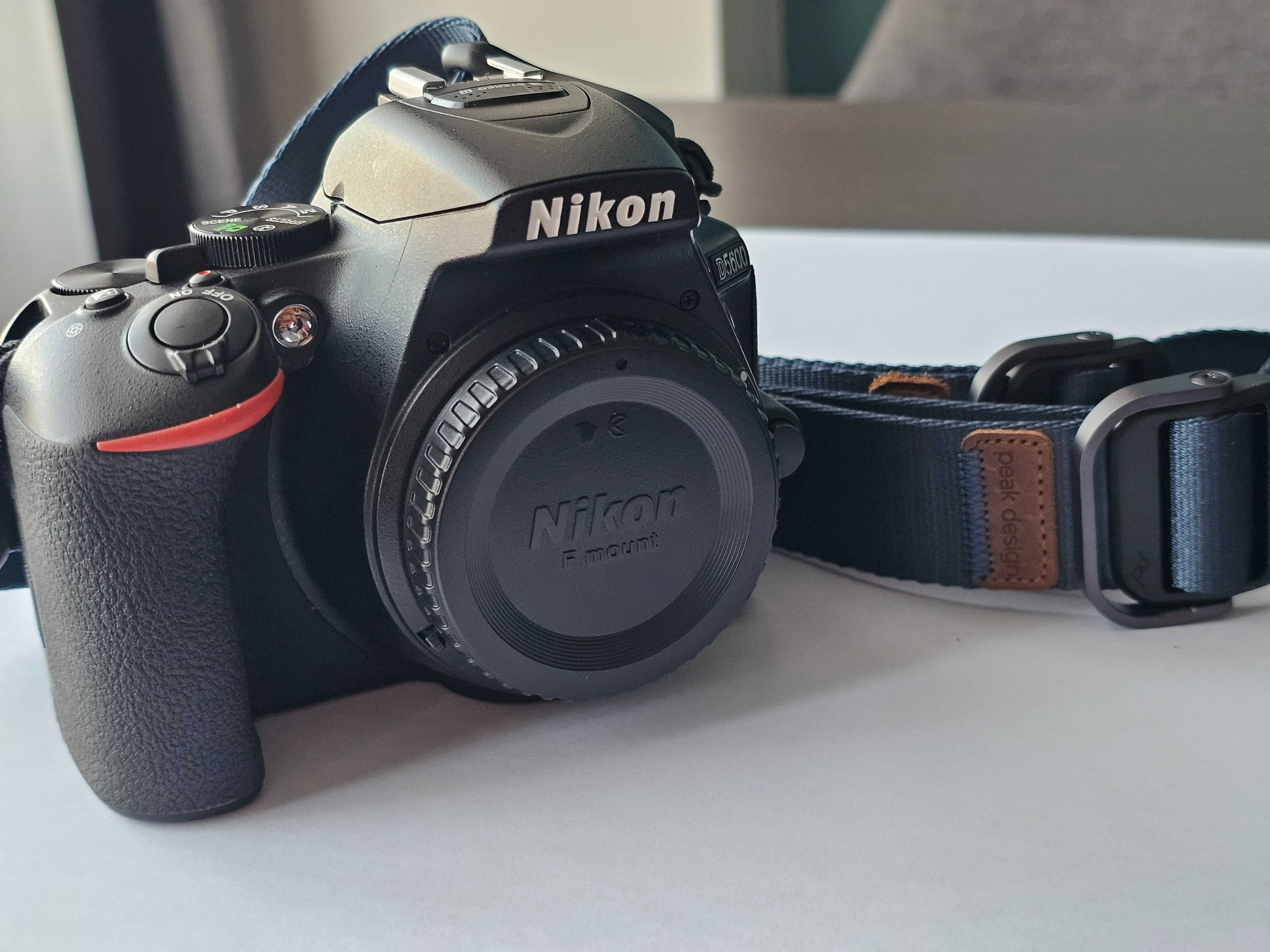 Фотоапарат Nikon D5600 с китов обектив + Nikon AF-S DX 35mm f/1.8G