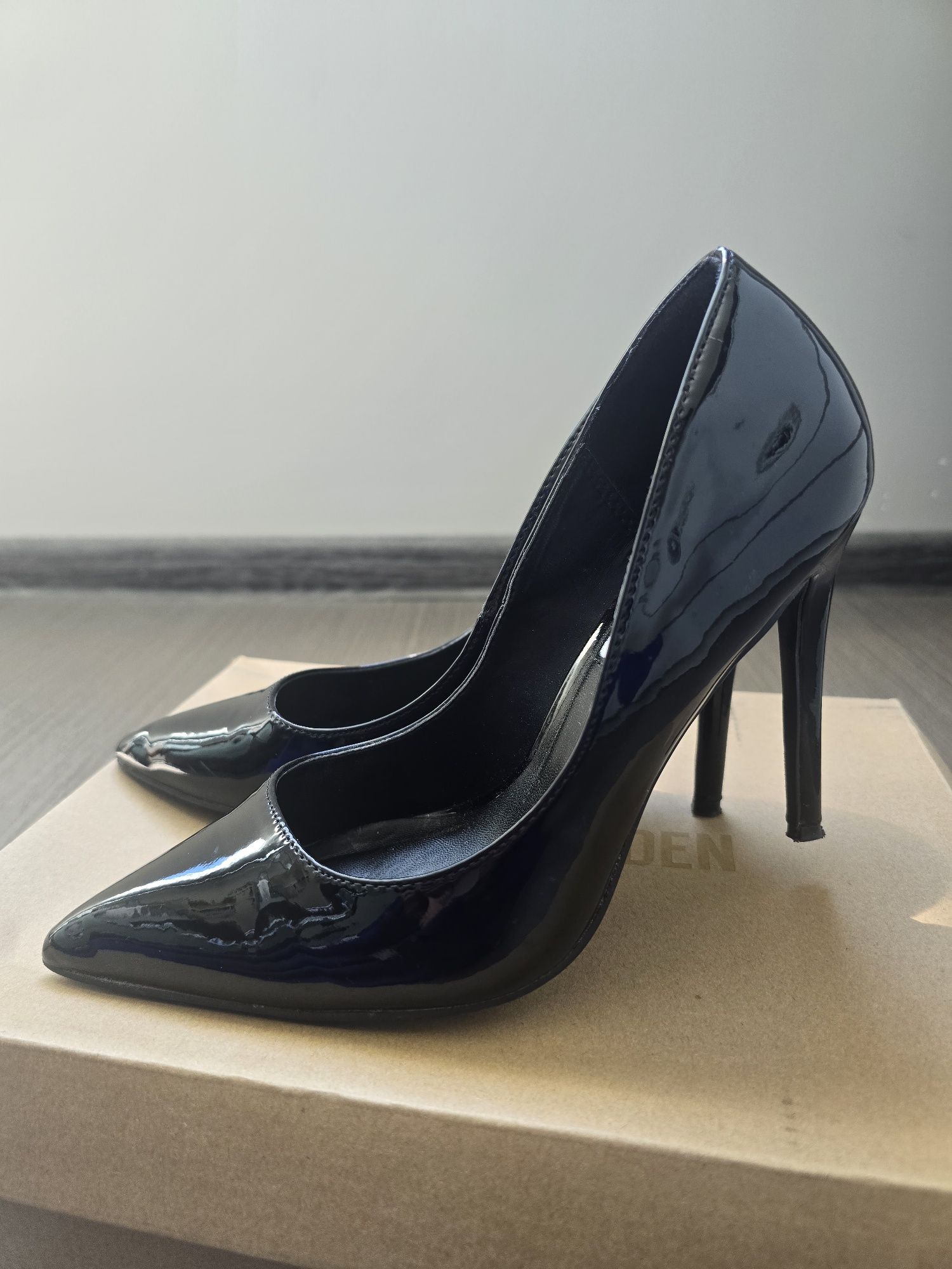 Лачени обувки на ток Steve Madden