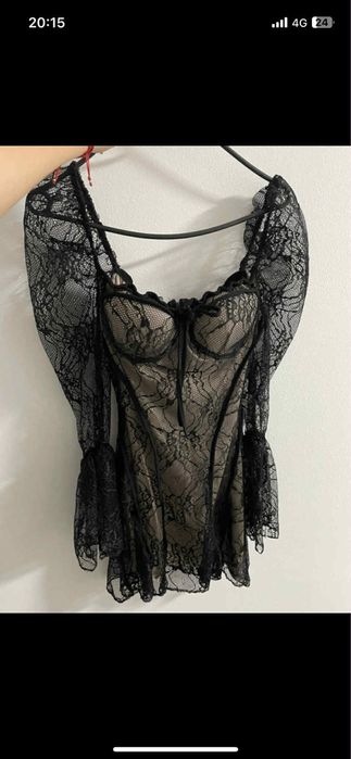 Rochie scurtă, elegantă.