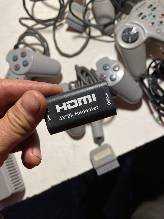 Dau PlayStation 1 Sony cu tot jocuri la el schimb doar cu un telefon