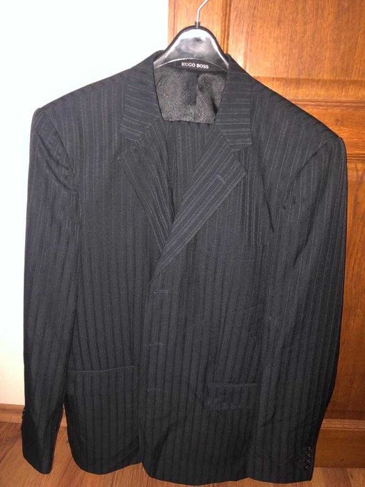 Vand costum HUGO BOSS,100% lana,negru,marimea 58.