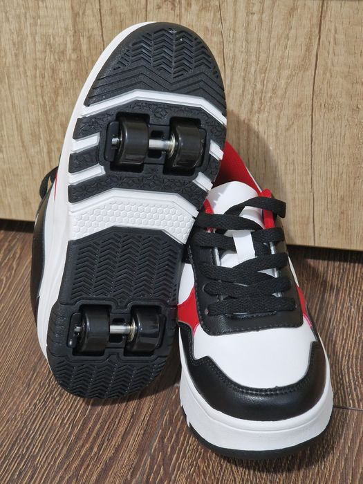 Adidasi cu role detașabile si leduri