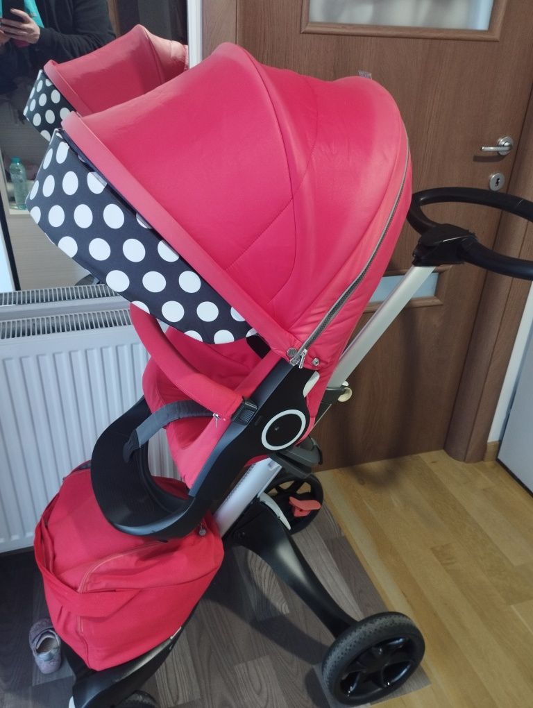 Vând cărucior stokke v5 cu landou și parte sport