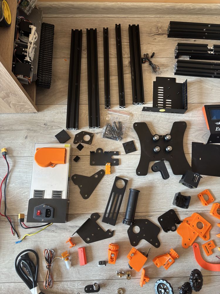 Модифициран Ender 3 принтер на части