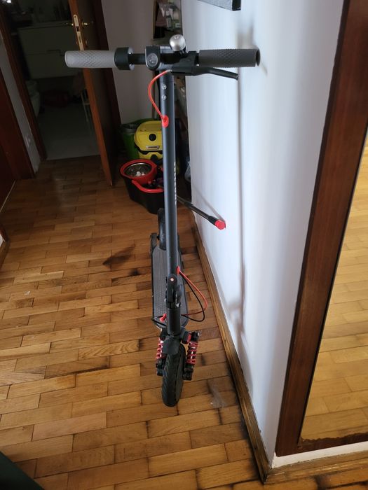 Trotinetă eletrică care merge cu 30 km și are Bluetooth