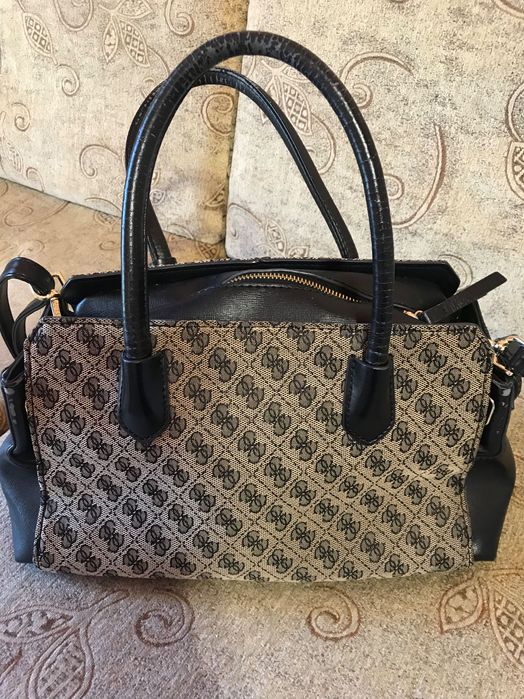 Дамска чанта”Guess “ оригинална