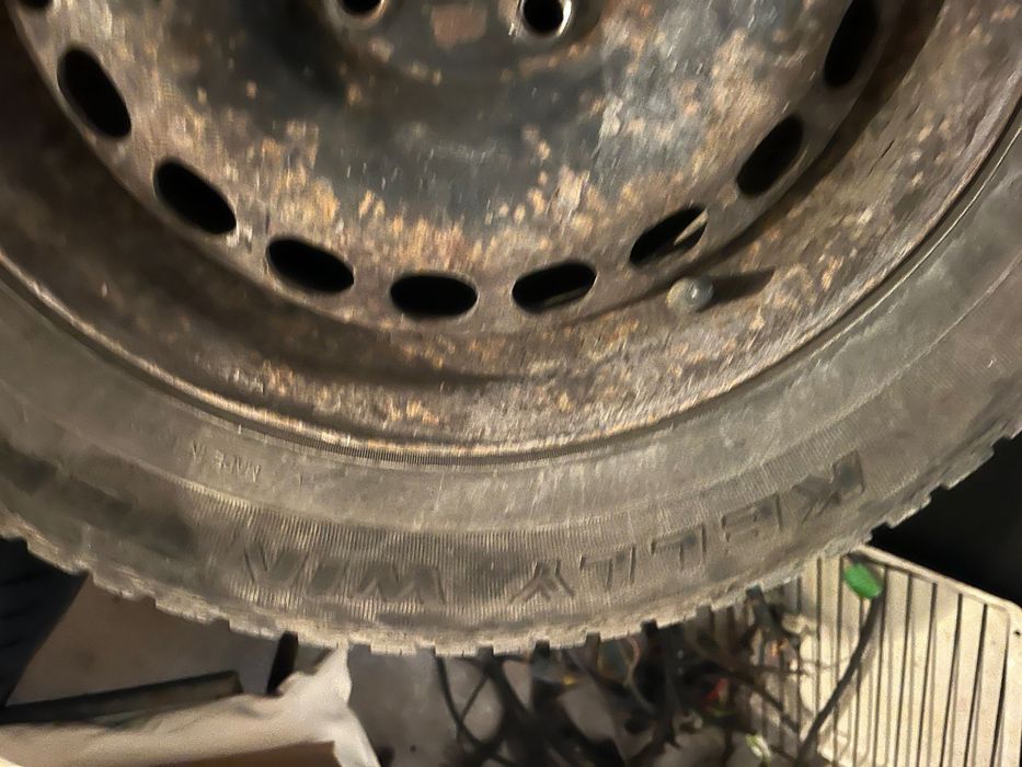Зимни гуми със джантите 196/65R15 за пасат 5  300лв
