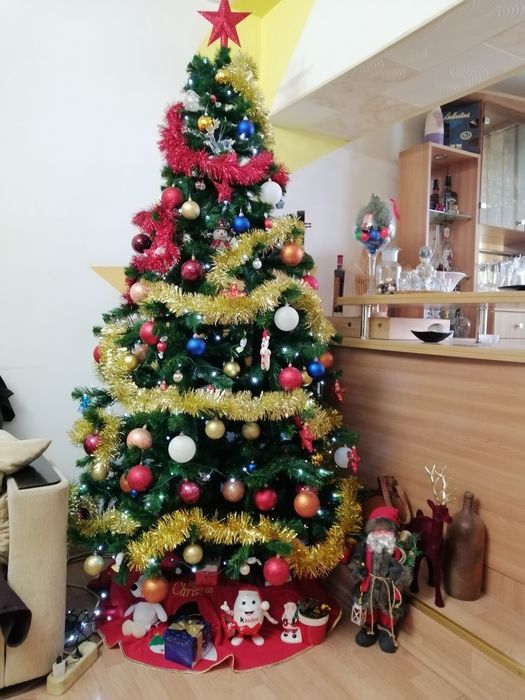 Brad artificial cu decoratiuni