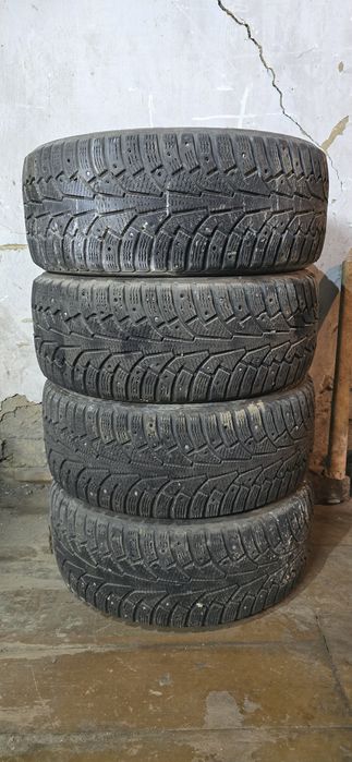 Продам зимнюю шипованую 225/45/17