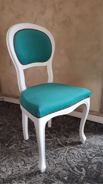 Scaun din lemn cu catifea si capse aurii