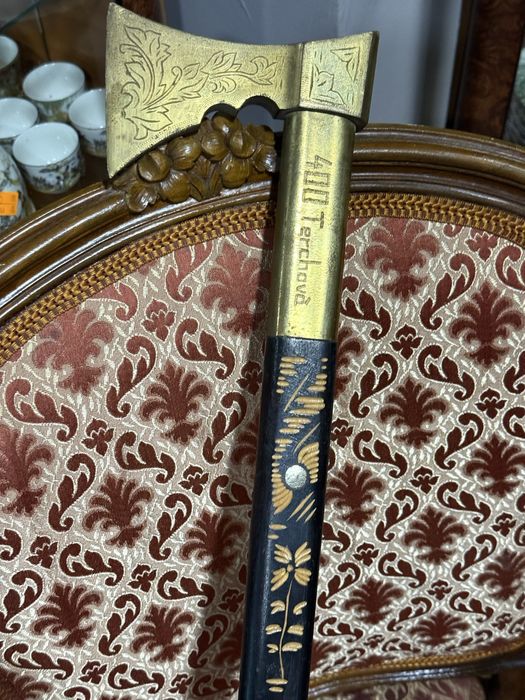 стар бастун с красив обков завършващ с месингова брадва