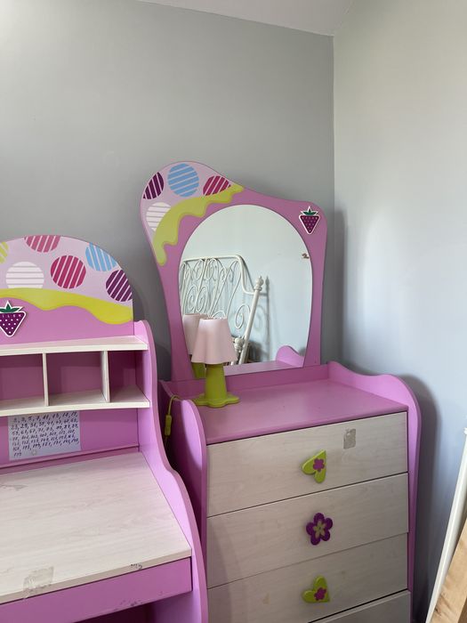 Dormitor birou noptiera dulap si pat copil fetita