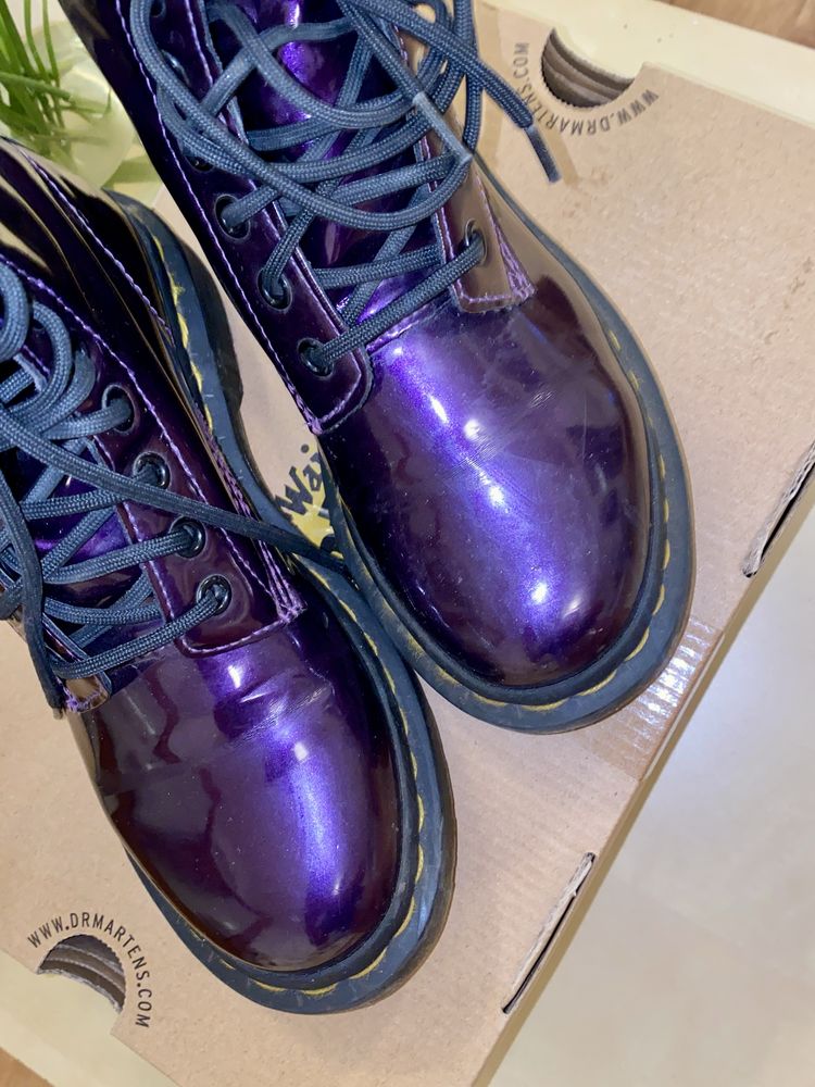 bocanci Dr Martens mov iridescent