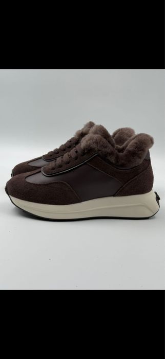 Продам женские зимние кроссовки