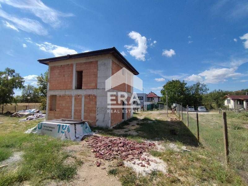 Двуетажна новострояща се къща за продажба, с двор, в м-т Ментешето, Ва