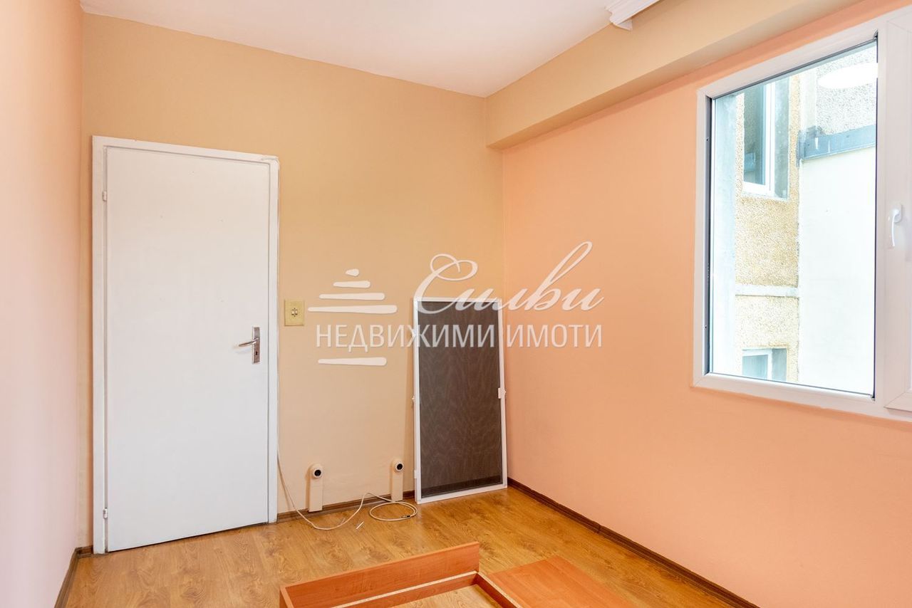 Продава се Тристаен апартамент в Шумен, Добруджански - 76 кв.м за 1510 €/кв.м - Снимка #11