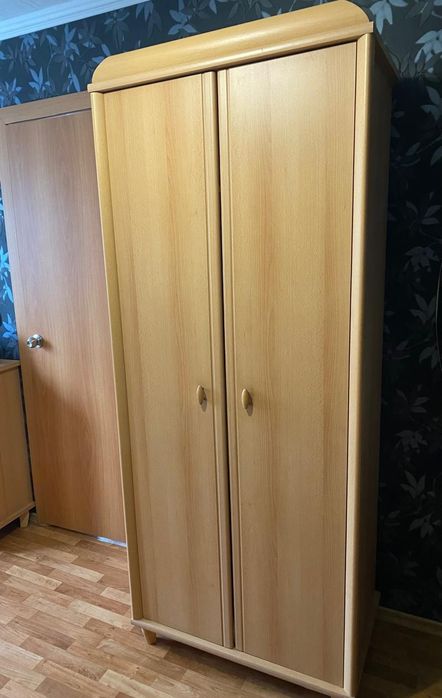 Продам стенку: шкаф плательный; стол; комод; шкаф; пенал.