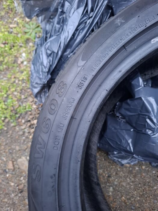 Vand 2 anvelope 205 50 17 bune de iarna