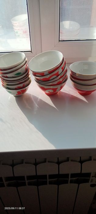 Продам фаянсовые чайники и пиалы.