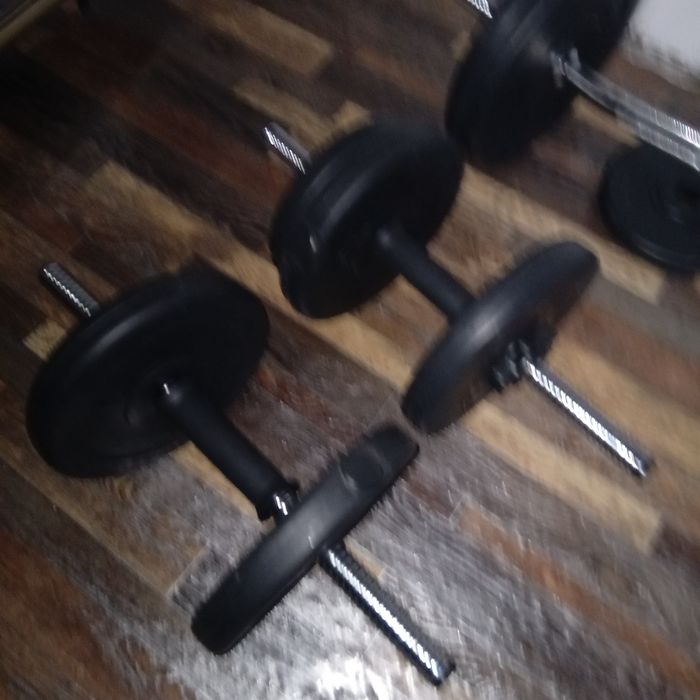 Продавам щанга и две дъмбели купуван от ozone чисто нов