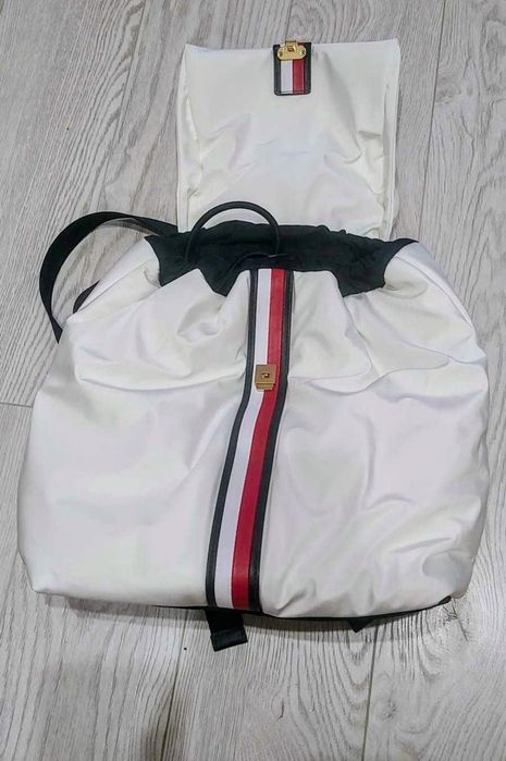 Rucsac Tommy Hilfiger, stare excelenta, aproape nou