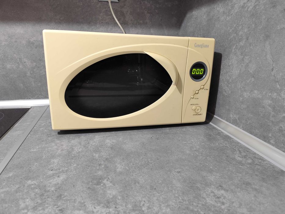 Продавам микровълнова фурна