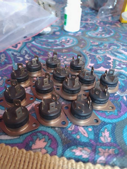 14 bucăți noi BTA40-400A/BTA25-600B/BTA25-700B
Thyristor TRIAC 600V 42