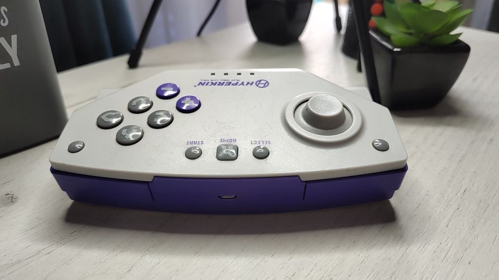 Controller Hyperkin RetroN 5 – Compatibil cu RetroN 5 și alte sisteme.