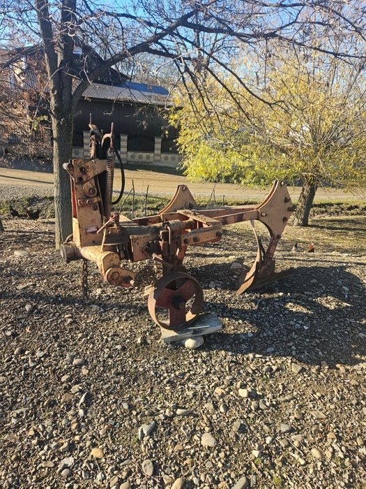 Vând plug 2 cormane reversibil