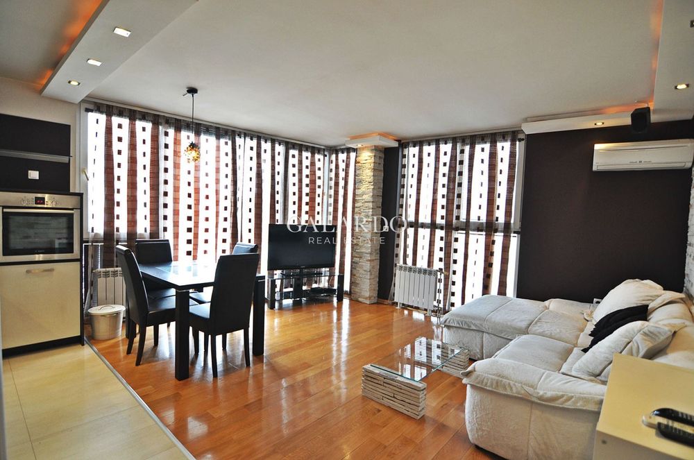 Дава се под наем Тристаен апартамент в София, Център - 89 кв.м за 700 € - Снимка #1