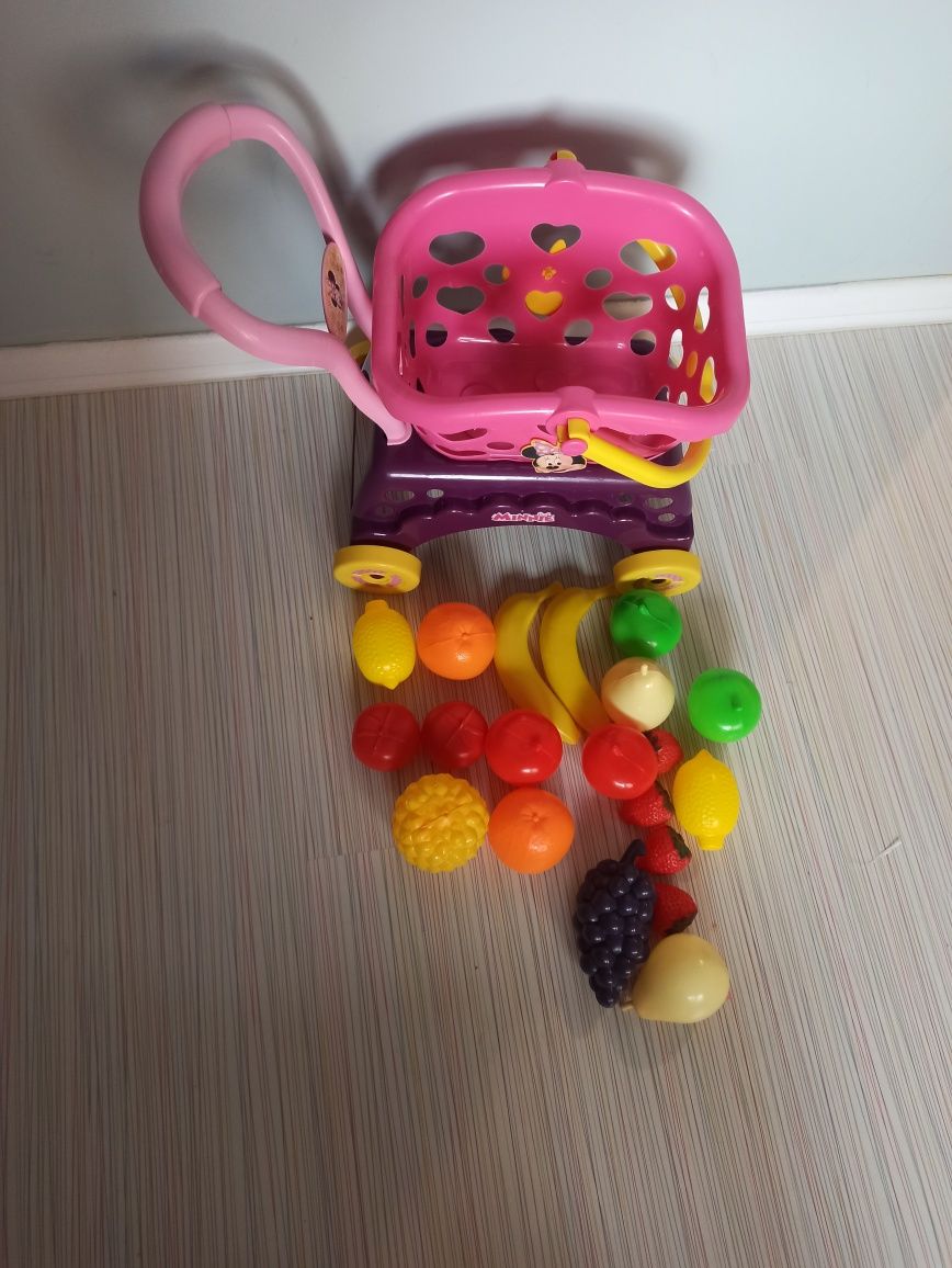 Количка с кошничка с плодове
