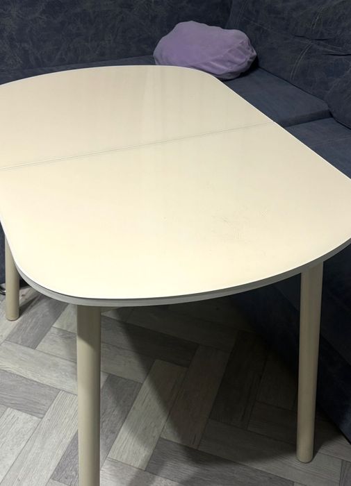 Срочно Продам стол кухонный. 2 стула в подарок. Или 2 стула за 5000т.