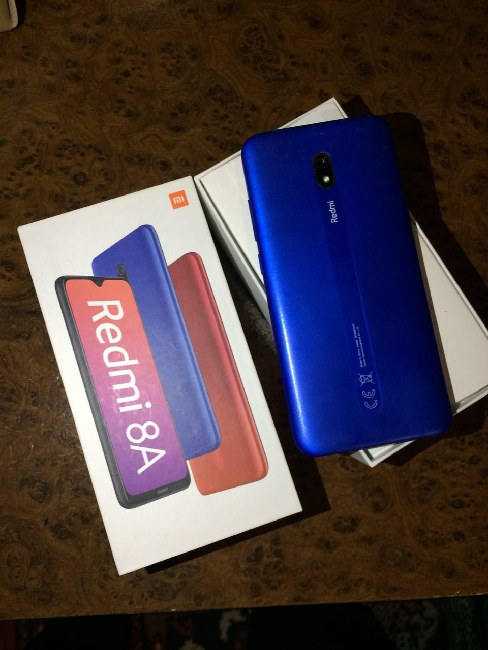 Redmi 8 a  fafolat bor koʻk rangda