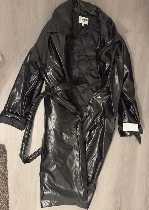 Vând geaca nouă de damă neagră tip trench cu eticheta , NA-KD
