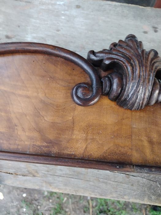 Garnisa lemn de nuc sculptura