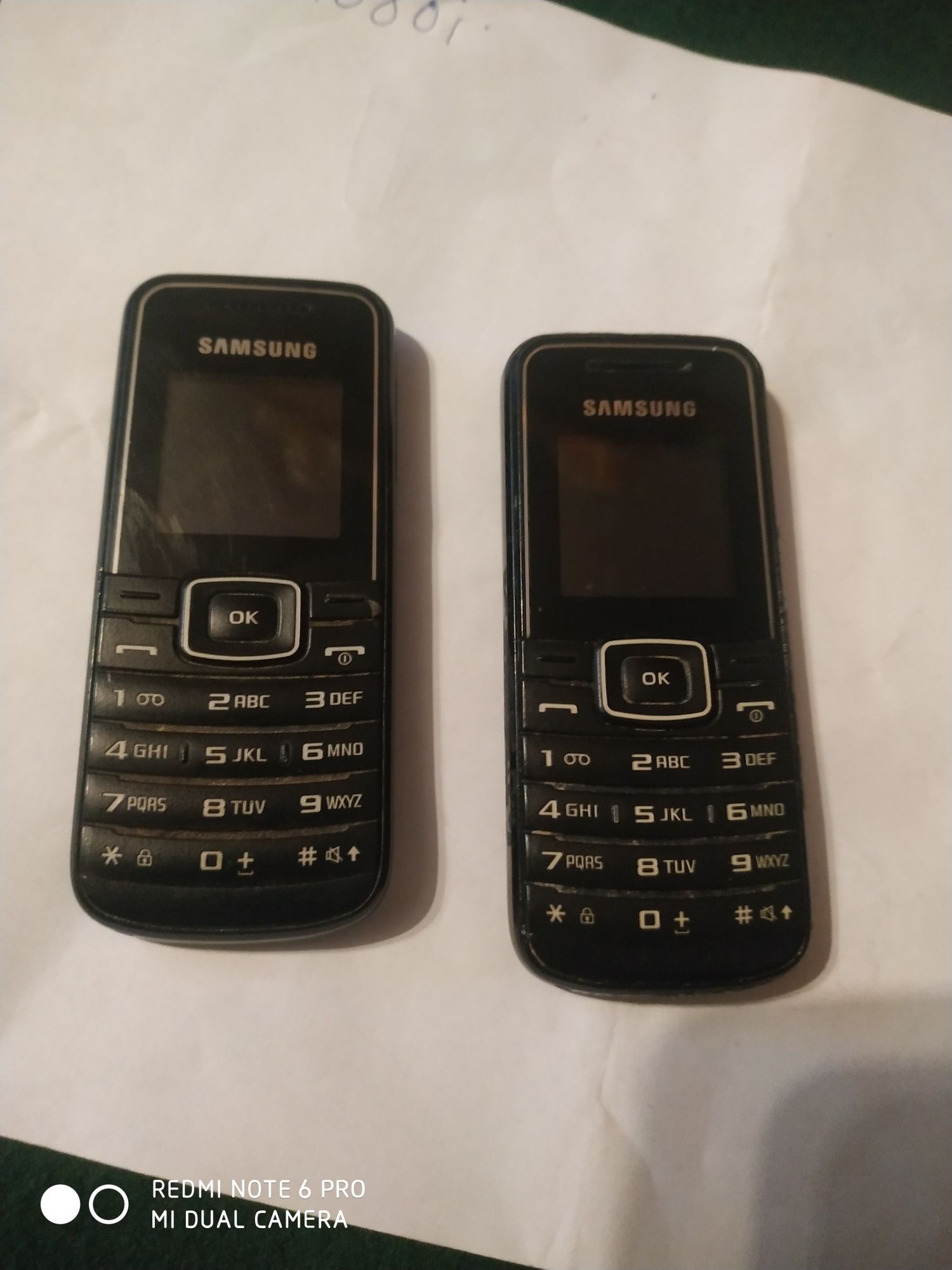 Două telefoane Samsung E-1050+ un încărcător