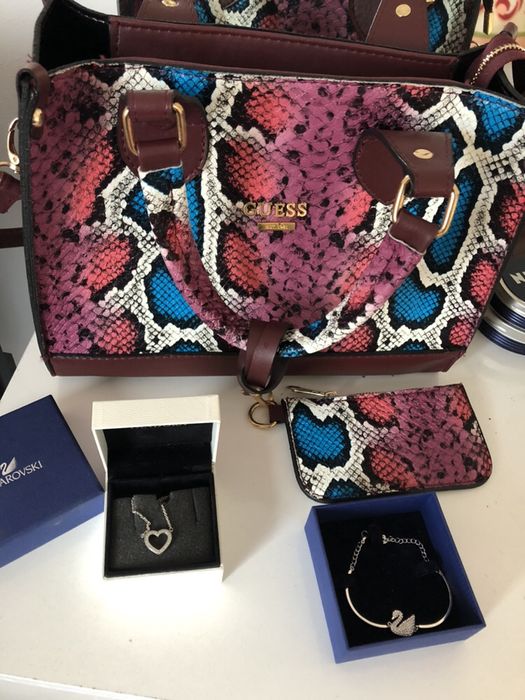 Дамски чанти Guess