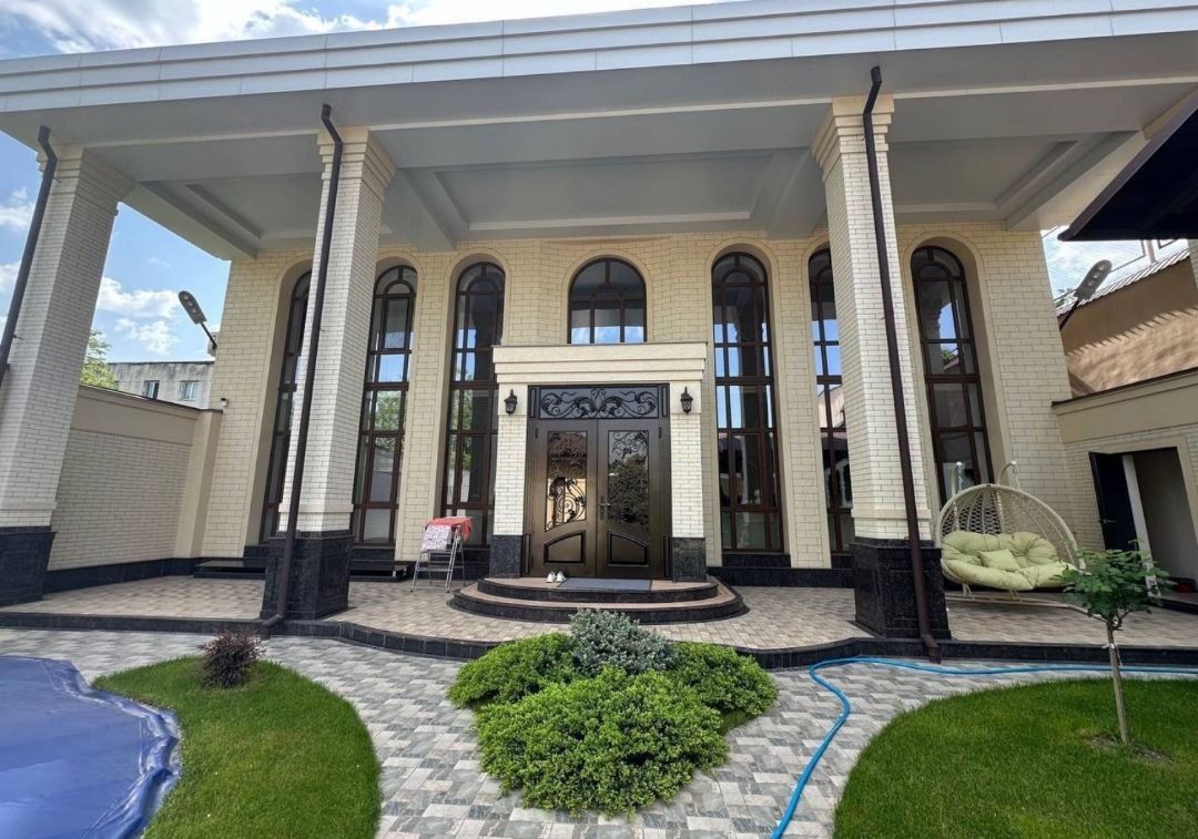 Большой Дом в центре Луначарского
#МирзоУлугбекский район
-  Площадь у
