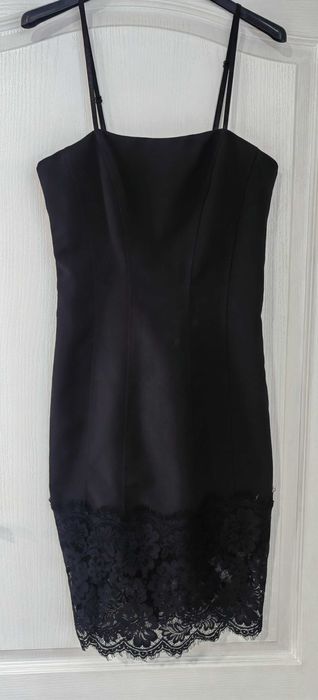 Елегантна рокля по тялото с дантела