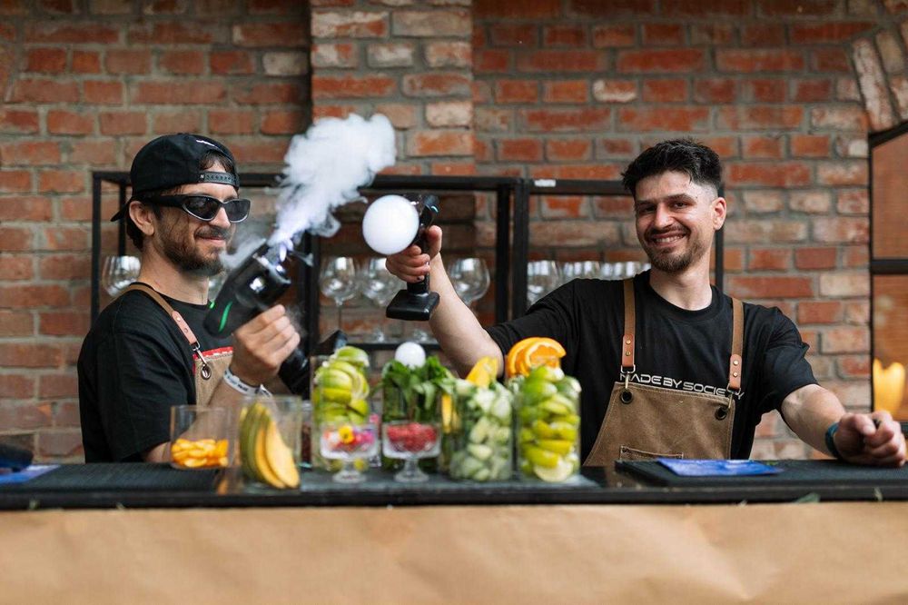 Cocktail Bar / Barman / Bar Mobil / Evenimente / Servicii complete