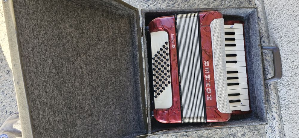 Acordeon Hohner cu 48 basi