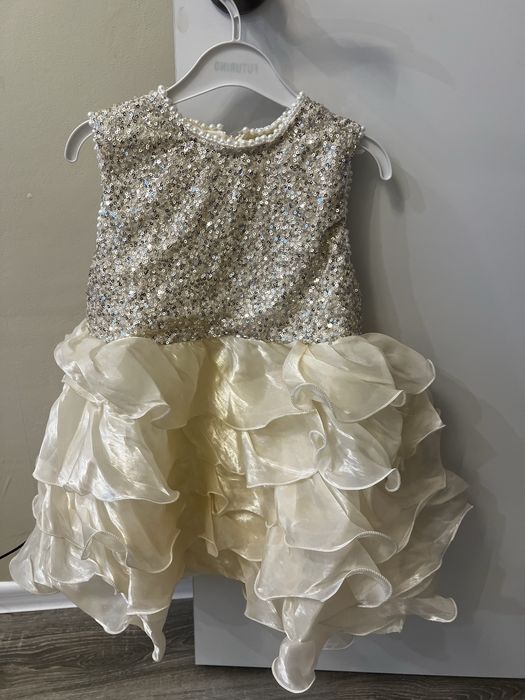 Продам новое платье на девочку 4-5 лет