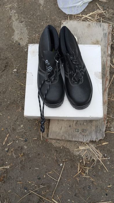 Аяқ киім сатылады