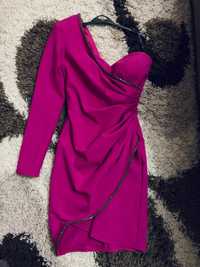 Rochie roz fuchsia - model pe un umar