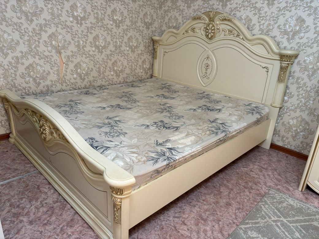 Продается Спальный гарнитур