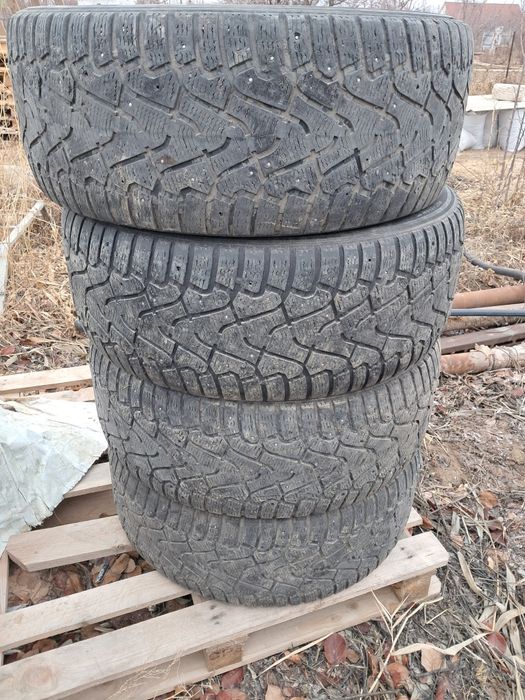 Продам б/у покрышки зимние R 18.