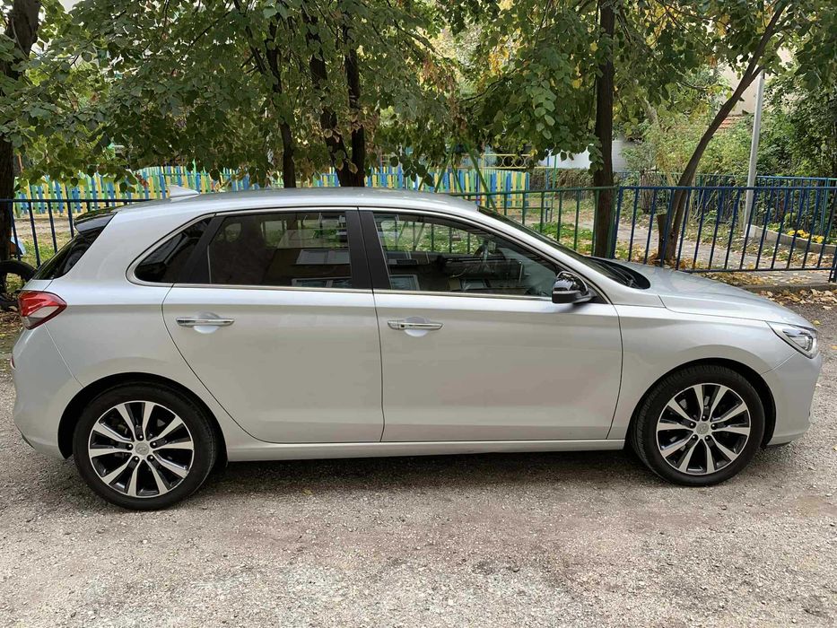 Лек автомобил Хюндай i30
