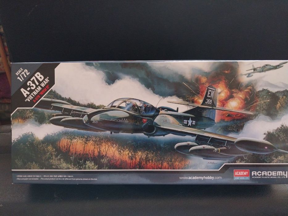 Сборная модель самолета А 37В, масштаб 1:72