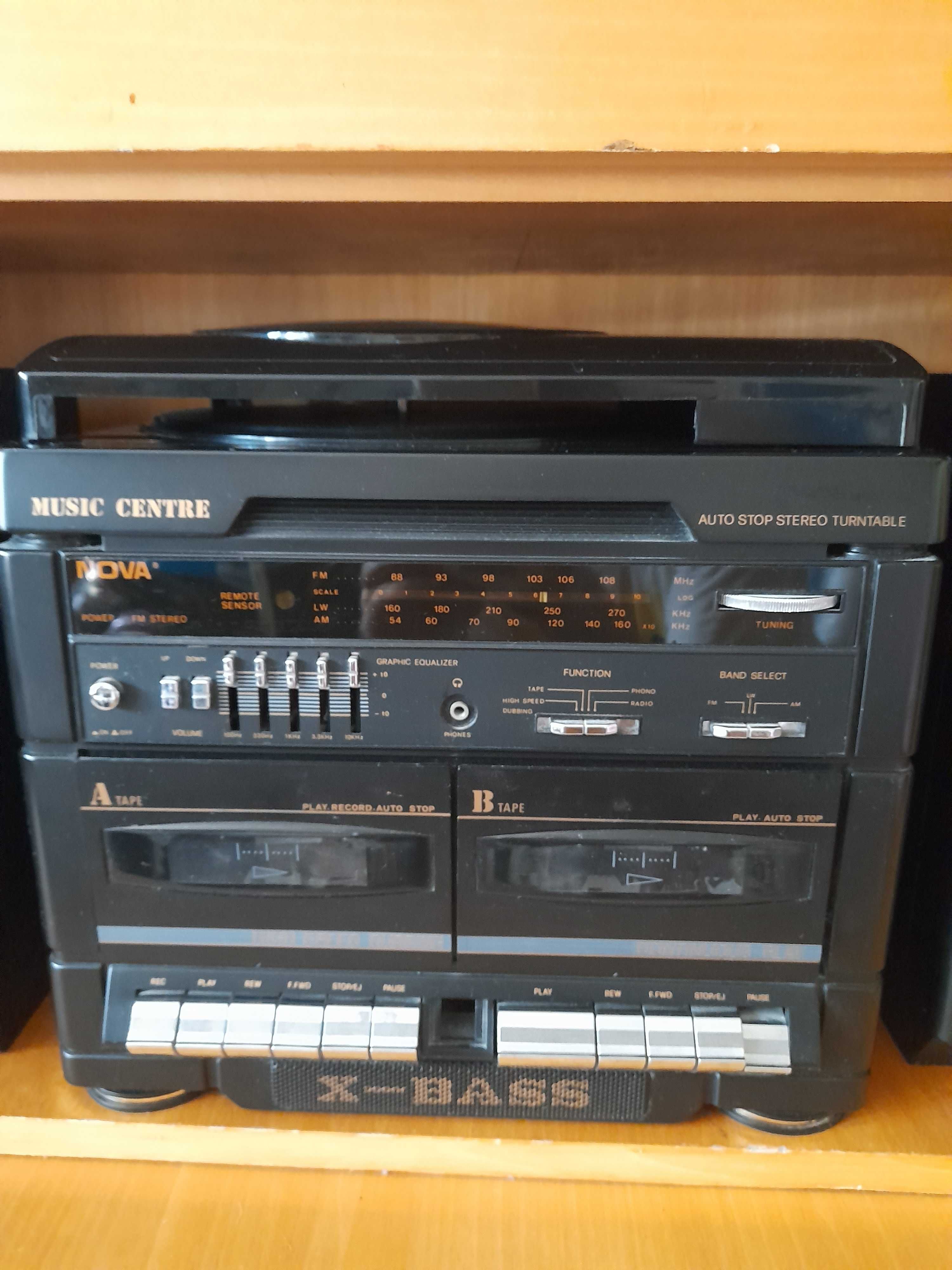 Sistem audio vintage cu pick-up, boxe
